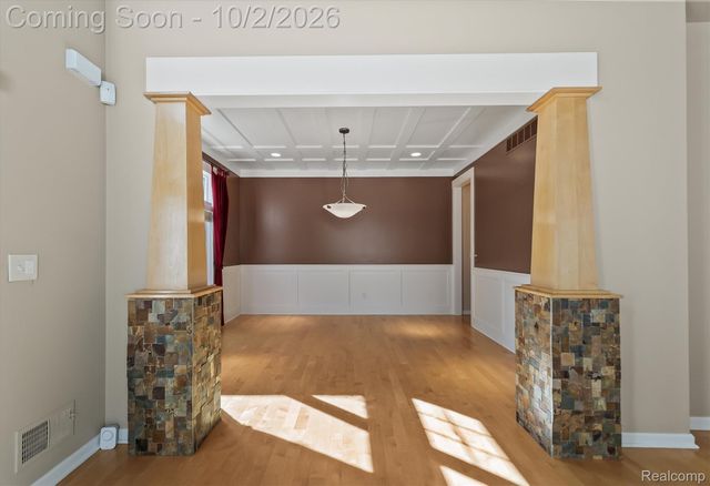 4654 Woodland Hills Drive, Oakland Charter Township, MI 48306