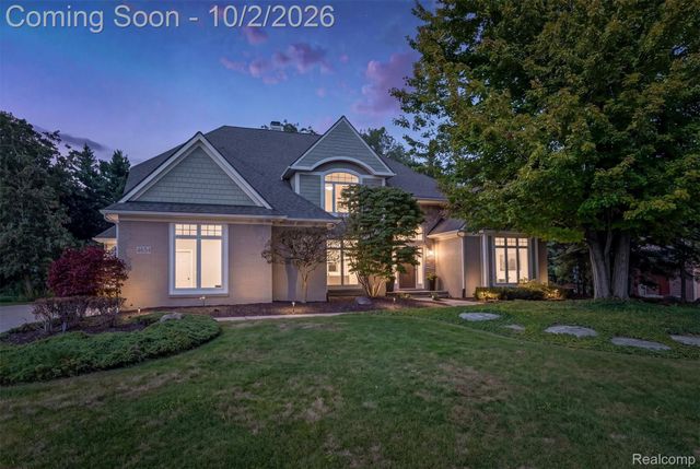 4654 Woodland Hills Drive, Oakland Charter Township, MI 48306