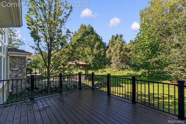 4654 Woodland Hills Drive, Oakland Charter Township, MI 48306