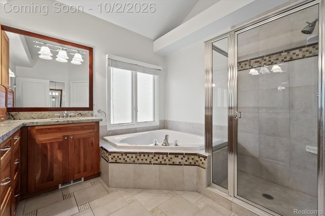 4654 Woodland Hills Drive, Oakland Charter Township, MI 48306