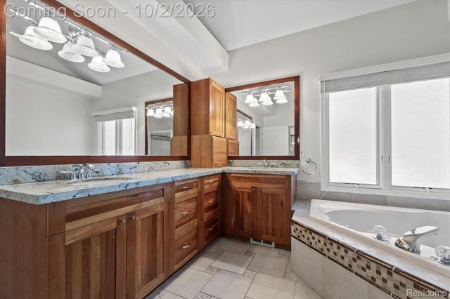 4654 Woodland Hills Drive, Oakland Charter Township, MI 48306