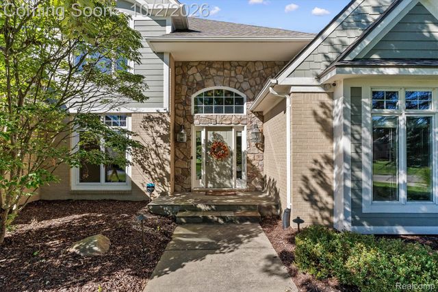 4654 Woodland Hills Drive, Oakland Charter Township, MI 48306
