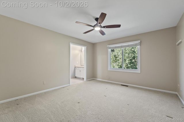 4654 Woodland Hills Drive, Oakland Charter Township, MI 48306