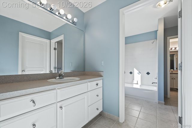 4654 Woodland Hills Drive, Oakland Charter Township, MI 48306