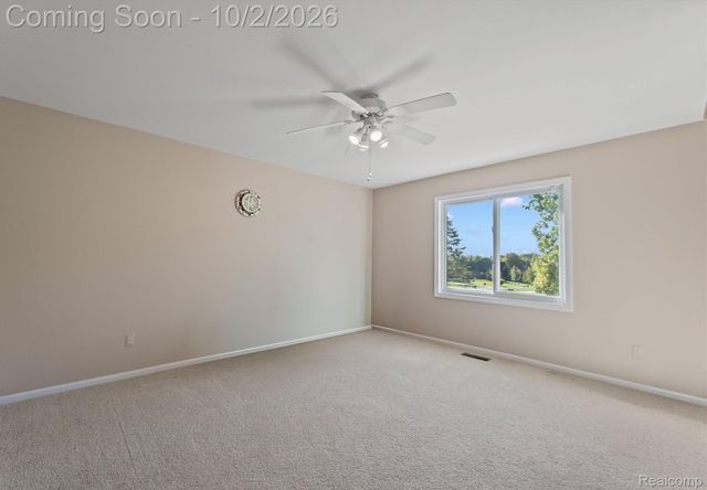 4654 Woodland Hills Drive, Oakland Charter Township, MI 48306