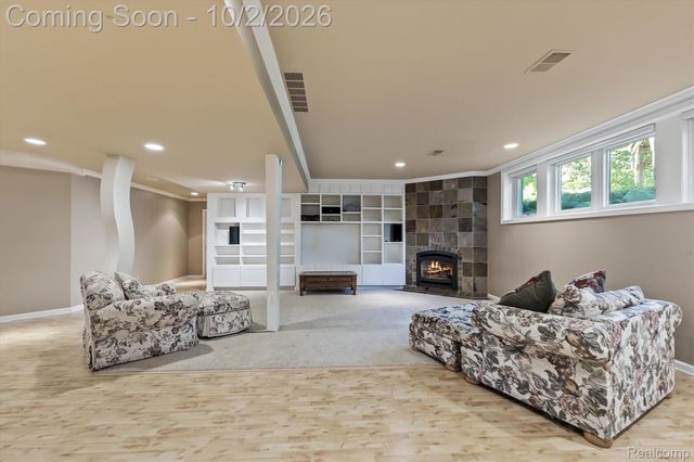 4654 Woodland Hills Drive, Oakland Charter Township, MI 48306