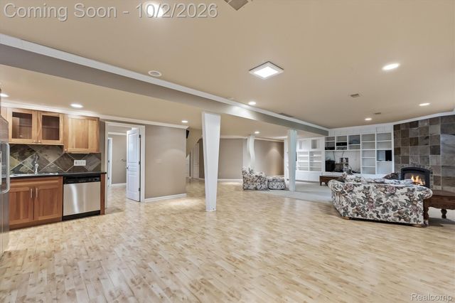 4654 Woodland Hills Drive, Oakland Charter Township, MI 48306