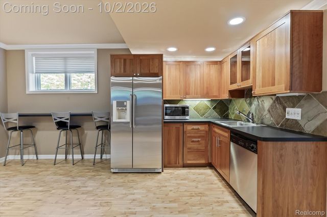 4654 Woodland Hills Drive, Oakland Charter Township, MI 48306