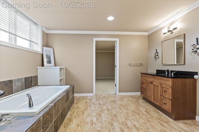 4654 Woodland Hills Drive, Oakland Charter Township, MI 48306