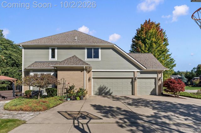 4654 Woodland Hills Drive, Oakland Charter Township, MI 48306