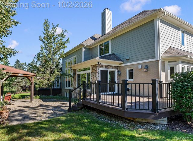 4654 Woodland Hills Drive, Oakland Charter Township, MI 48306