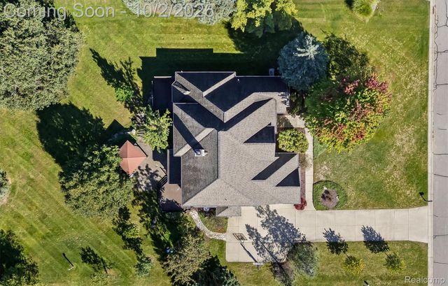 4654 Woodland Hills Drive, Oakland Charter Township, MI 48306
