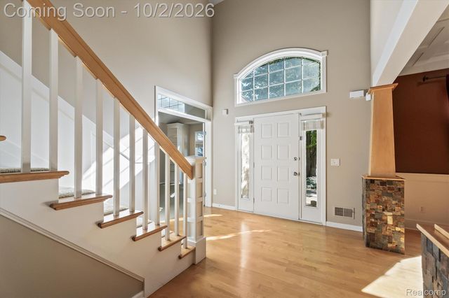4654 Woodland Hills Drive, Oakland Charter Township, MI 48306