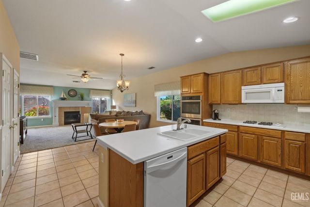 11415 Mercatello Avenue, Bakersfield, CA 93312