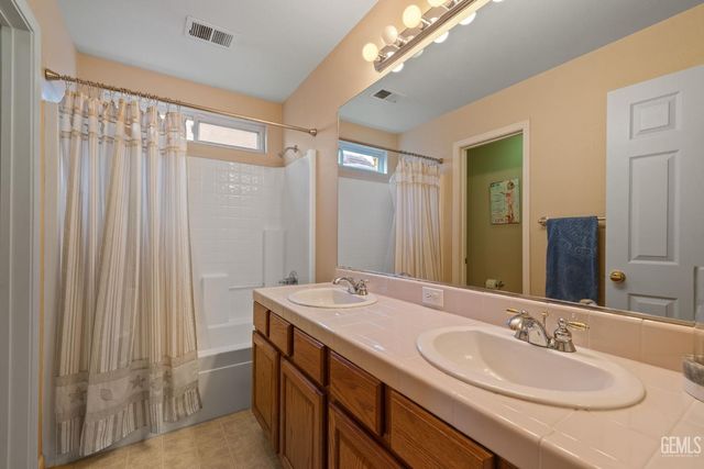 11415 Mercatello Avenue, Bakersfield, CA 93312