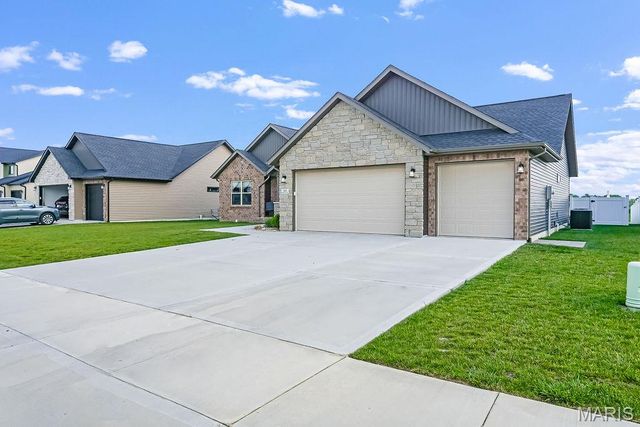 413 Rumsfeld Drive, Troy, IL 62294
