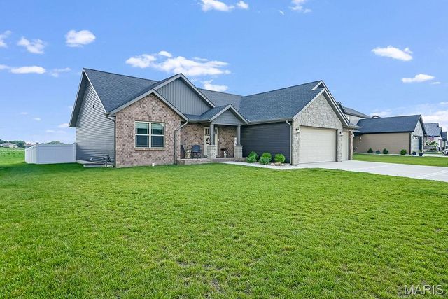 413 Rumsfeld Drive, Troy, IL 62294