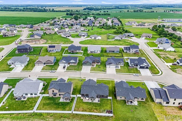 413 Rumsfeld Drive, Troy, IL 62294