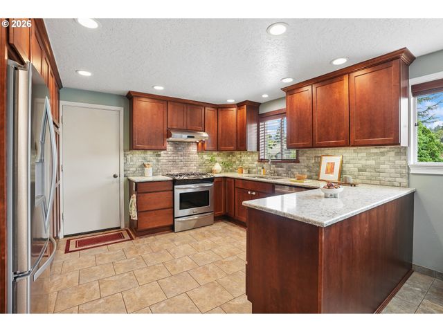 16070 S HOLCOMB Blvd, Oregon City, OR 97045