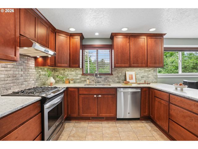 16070 S HOLCOMB Blvd, Oregon City, OR 97045