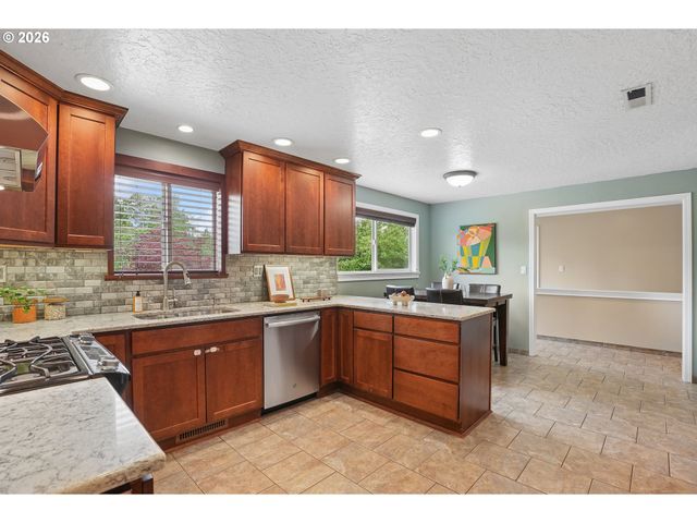16070 S HOLCOMB Blvd, Oregon City, OR 97045