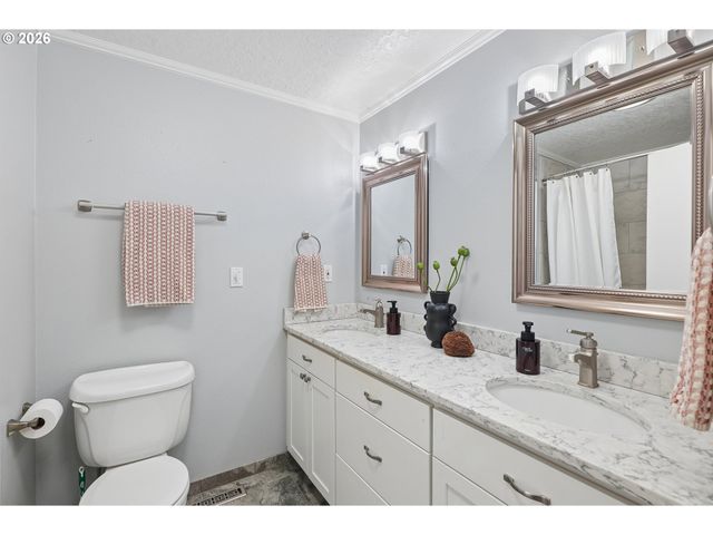 16070 S HOLCOMB Blvd, Oregon City, OR 97045