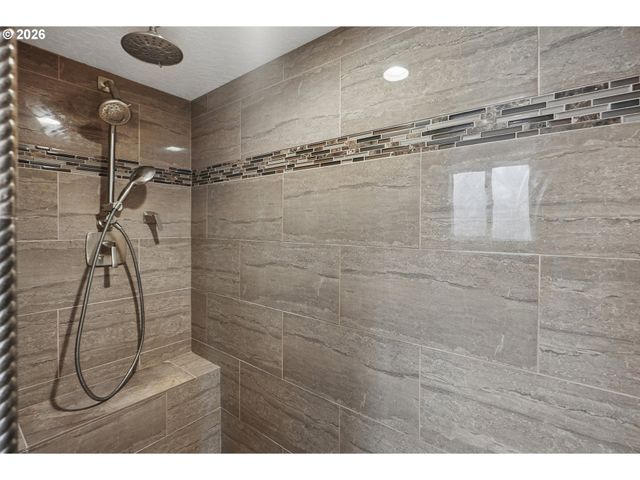 16070 S HOLCOMB Blvd, Oregon City, OR 97045