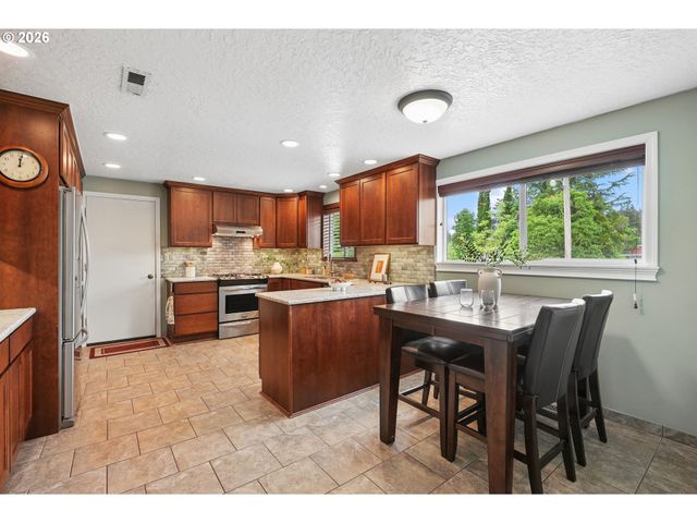 16070 S HOLCOMB Blvd, Oregon City, OR 97045