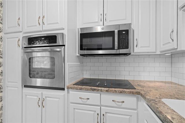 8373 Somerset Drive, Prairie Village, KS 66207