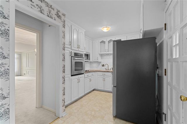 8373 Somerset Drive, Prairie Village, KS 66207