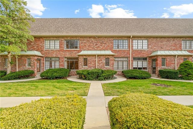 8373 Somerset Drive, Prairie Village, KS 66207