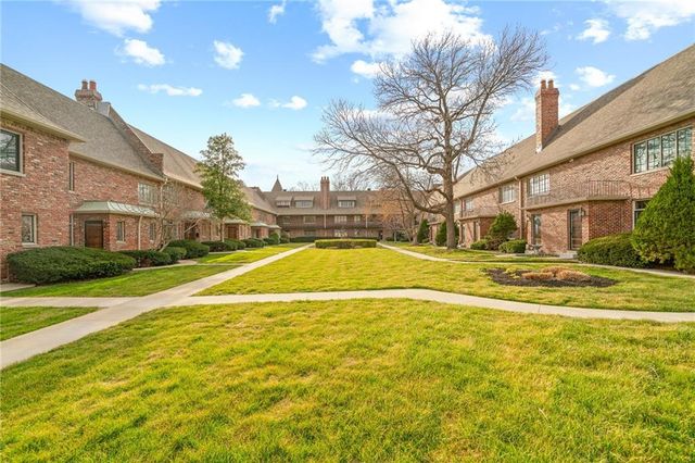 8373 Somerset Drive, Prairie Village, KS 66207