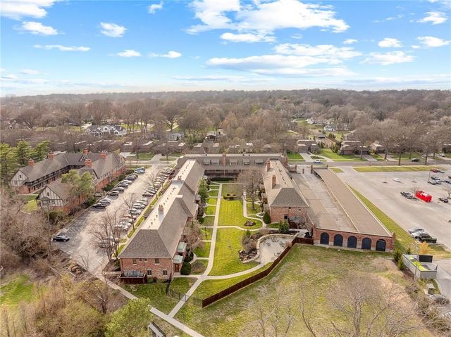 8373 Somerset Drive, Prairie Village, KS 66207