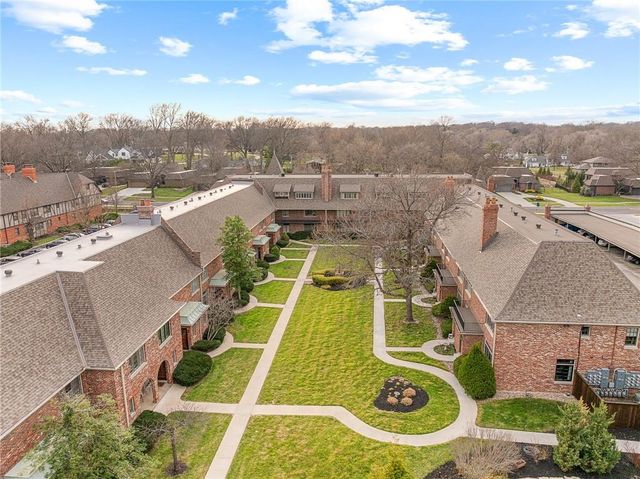 8373 Somerset Drive, Prairie Village, KS 66207