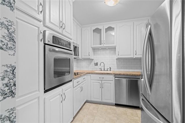 8373 Somerset Drive, Prairie Village, KS 66207