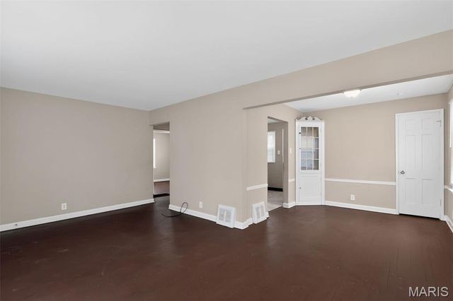 2037 Bainbridge Drive, St Louis, MO 63133