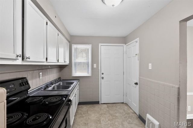 2037 Bainbridge Drive, St Louis, MO 63133