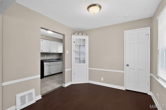 2037 Bainbridge Drive, St Louis, MO 63133