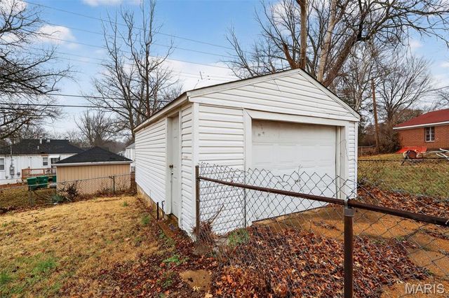 2037 Bainbridge Drive, St Louis, MO 63133