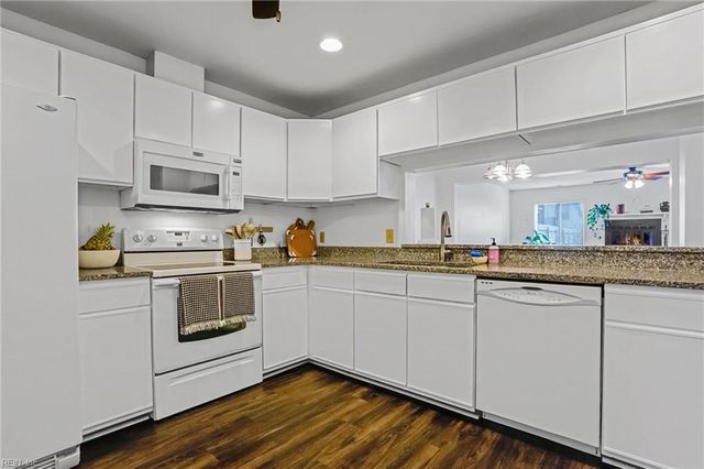 311 Woods Edge Ct, Virginia Beach, VA 23462