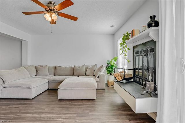 311 Woods Edge Ct, Virginia Beach, VA 23462