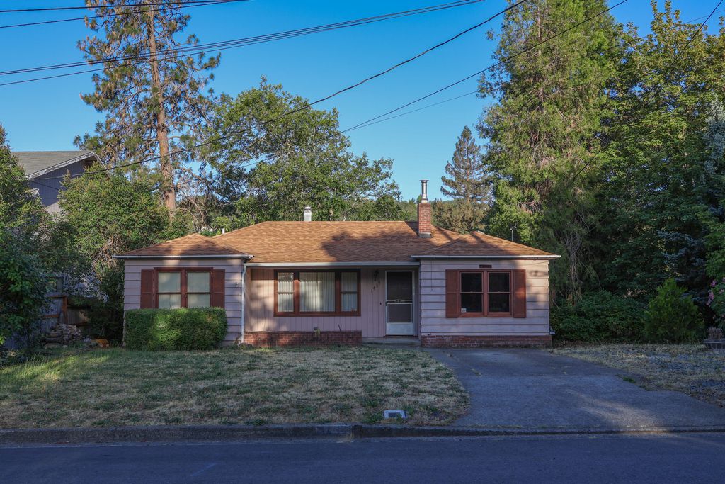 1434 NW Hawthorne Avenue, Grants Pass, OR 97526