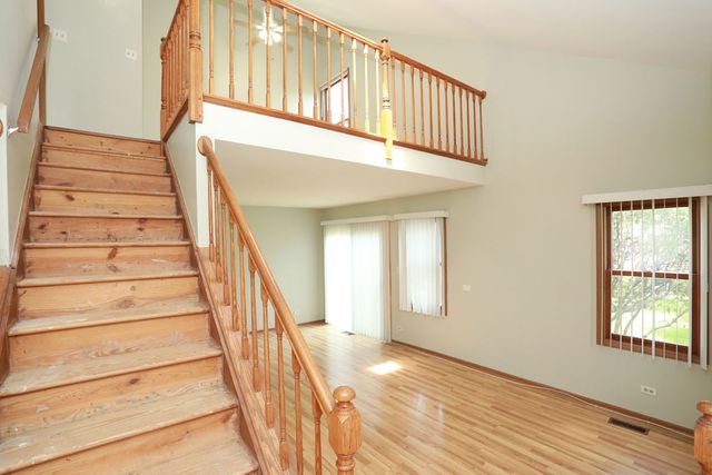 125 Bright Ridge Drive, Schaumburg, IL 60194