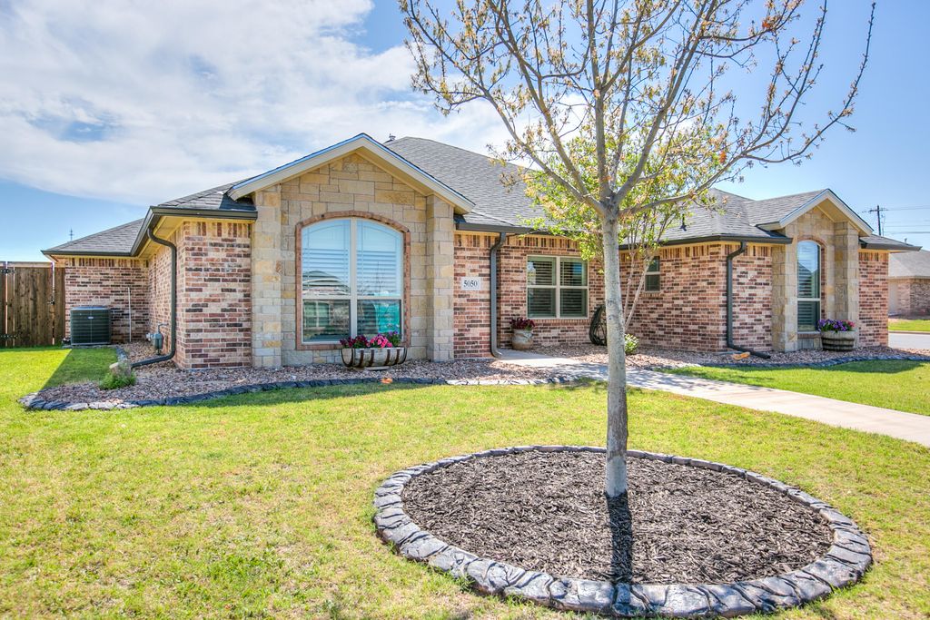 Image 12 of property listing at 5050 Red Oak Lane, San Angelo, TX 76904