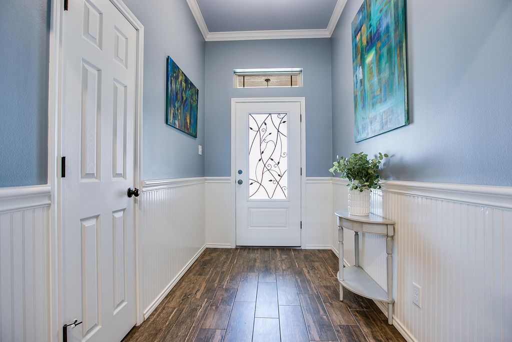 Image 13 of property listing at 5050 Red Oak Lane, San Angelo, TX 76904