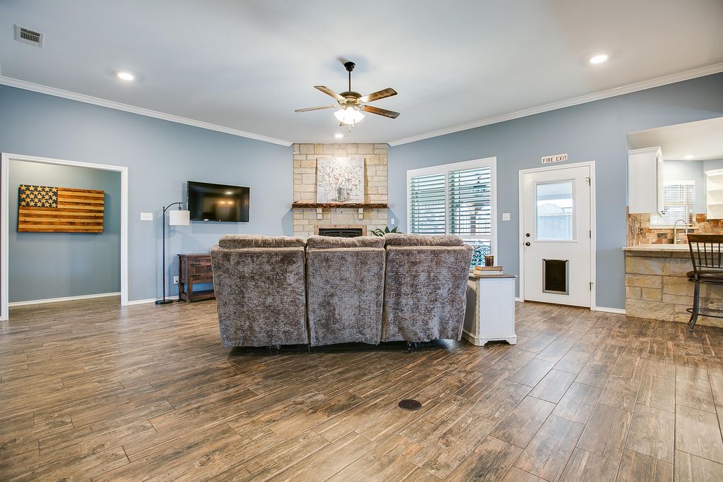 Image 15 of property listing at 5050 Red Oak Lane, San Angelo, TX 76904
