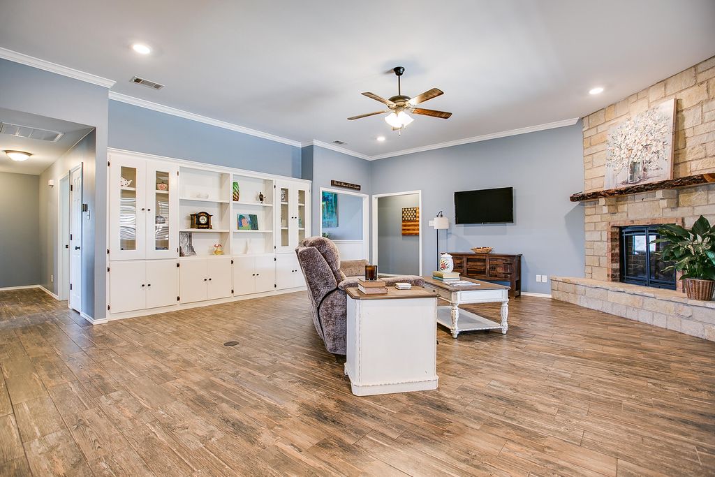 Image 16 of property listing at 5050 Red Oak Lane, San Angelo, TX 76904
