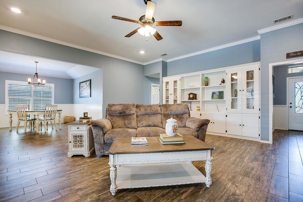 Image 17 of property listing at 5050 Red Oak Lane, San Angelo, TX 76904