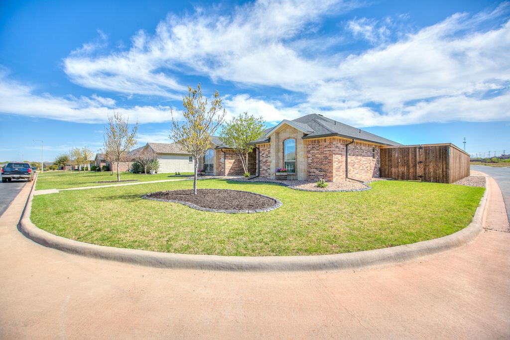 Image 6 of property listing at 5050 Red Oak Lane, San Angelo, TX 76904