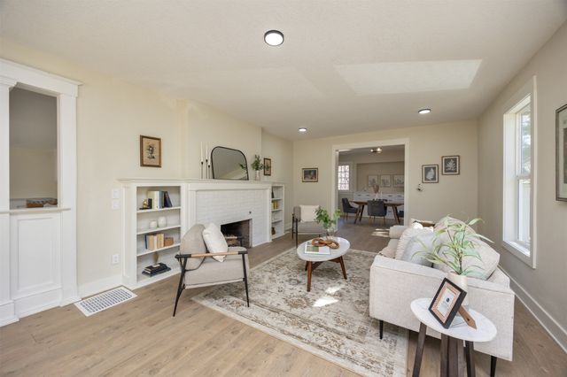 415 42nd Street, Des Moines, IA 50312